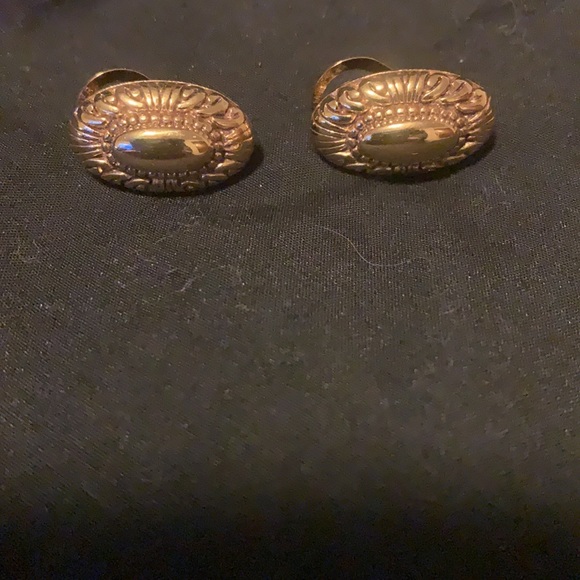 Gold clip on earrings - Picture 4 of 4